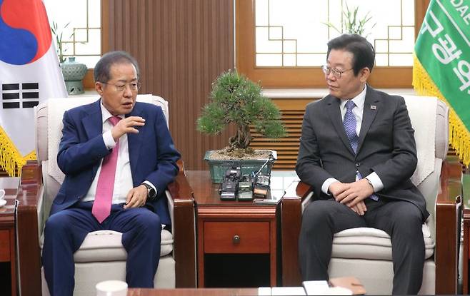 이재명 더불어민주당 대표가 지난 5월 10일 오후 대구시청 산격청사를 찾아 홍준표 대구시장과 면담하고 있다. 2023.05.10. /사진=뉴시스