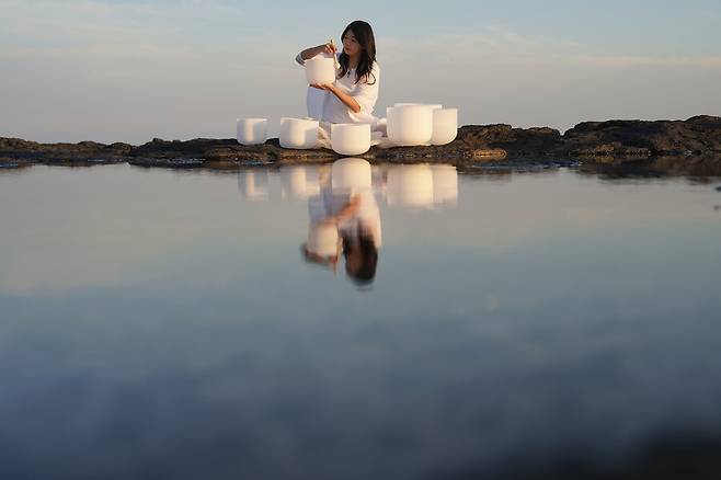 ‘젠테라피 내츄럴 힐링센터’의 천시아 대표가 크리스털 싱잉볼을 연주하는 모습. 천시아 제공