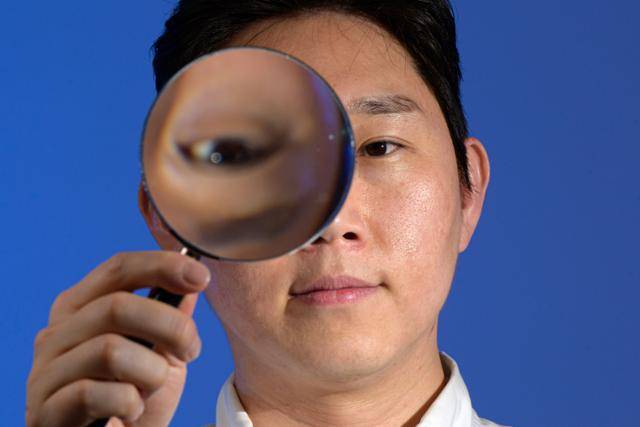 4년째 연습생과 아이돌의 심리상담을 하고 있는 조한로 마음상담연구소 대표를 4일 서울 중구 한국일보사에서 만났다. 그는 “상담은 자신의 마음을 바라보는 것에서 시작한다”고 말했다. 그 의미로 그에게 돋보기를 들어달라고 청했다. 하상윤 기자·윤서영 인턴기자