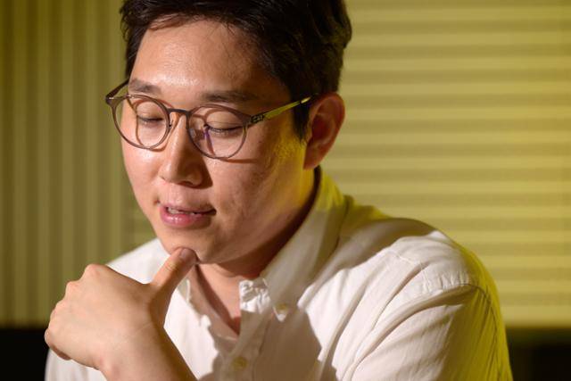 상담실에 마주 앉아도 연습생들은 ‘가면’을 쓰는 경우가 많다. 아이돌에게 권장되는 덕목을 신경 쓰는 탓이다. 그래서 본래의 자아, 있는 그대로의 마음을 말할 수 있도록 신뢰를 쌓는 게 가장 중요하다. 하상윤 기자