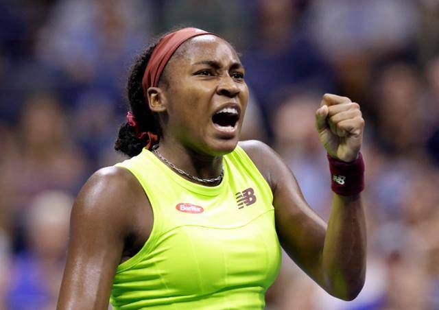 코코 고프(미국)가 8일 미국 뉴욕의 빌리진킹 내셔널 테니스 센터에서 열린 대회 US오픈 테니스 여자 단식 준결승전에서 카롤리나 무호바(체코)를 상대로 승리를 확정 지은 후 포효하고 있다. 뉴욕=AFP 연합뉴스