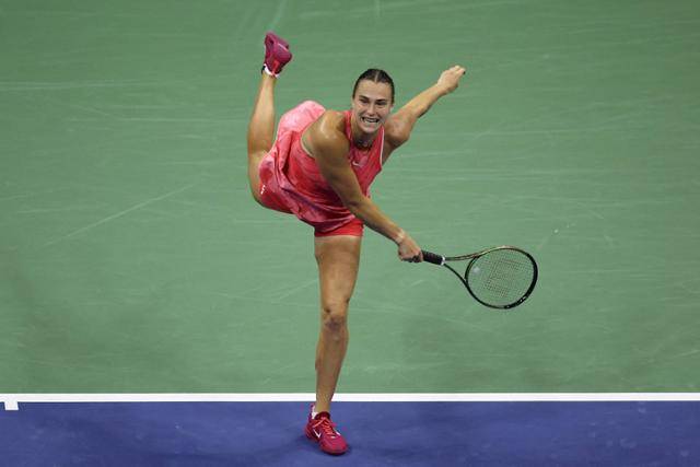 아리나 사발렌카(벨라루스)가 8일 미국 뉴욕의 빌리진킹 내셔널 테니스 센터에서 열린 대회 US오픈 테니스 여자 단식 준결승전에서 매디슨 키스(17위·미국)를 상대로 서브를 넣고 있다. 뉴욕=AFP 연합뉴스