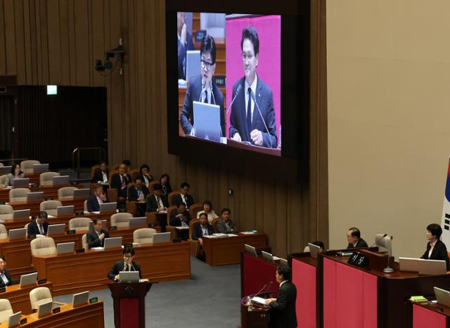 한동훈 법무부 장관이 8일 국회 본회의장에서 열린 교육·사회·문화 대정부질문에서 안민석 더불어민주당 의원의 질의에 답변하고 있다. 뉴스1