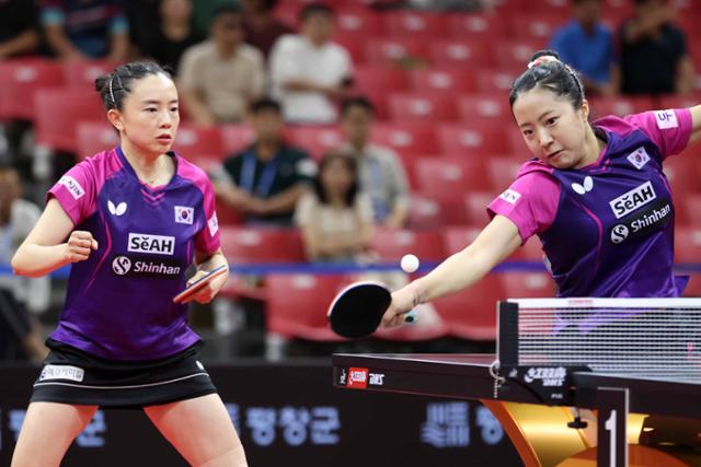 한국 여자탁구대표팀 전지희(왼쪽)·신유빈조가 8일 강원 평창돔에서 열린 2023 국제탁구연맹(ITTF)-아시아탁구협회(ATTU) 평창아시아탁구선수권대회 여자 복식 8강전에서 대만의 전즈여우·황이화 조와 경기하고 있다. 평창아시아탁구선수권대회 조직위원회 제공