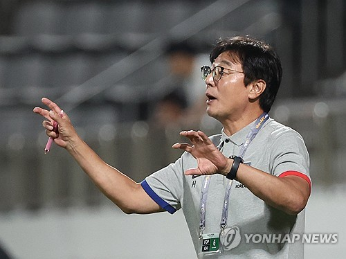 6일 창원축구센터에서 열린 2024 AFC U-23 아시안컵 예선 1차전 한국과 카타르의 경기. 황선홍 감독이 선수들을 향해 지시하고 있다. 사진=연합뉴스