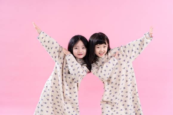 두산 베어스는 10일 열리는 삼성 라이온즈와 홈 경기 시구와 시타자로 키즈 크리에이터로 활동하고 있는 뚜지(왼쪽)뚜아를 초청한다. [사진=두산 베어스]