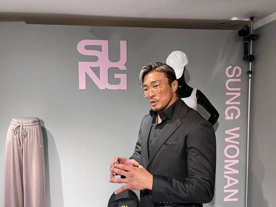 추성훈이 지난달 30일 서울 강남구 꼴라보하우스도산에서 열린 'SUNG 1975' 브랜드 론칭 기념 팝업스토어에서 기자와 인터뷰하고 있다. 사진 박영민