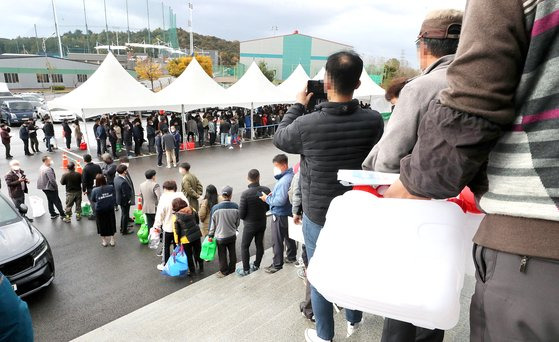 2021년 11월 9일 이른바 '요소수 대란'으로 전북 익산시 실내체육관 앞에 요소수를 구입하려는 시민들이 대기해 있다. 연합뉴스