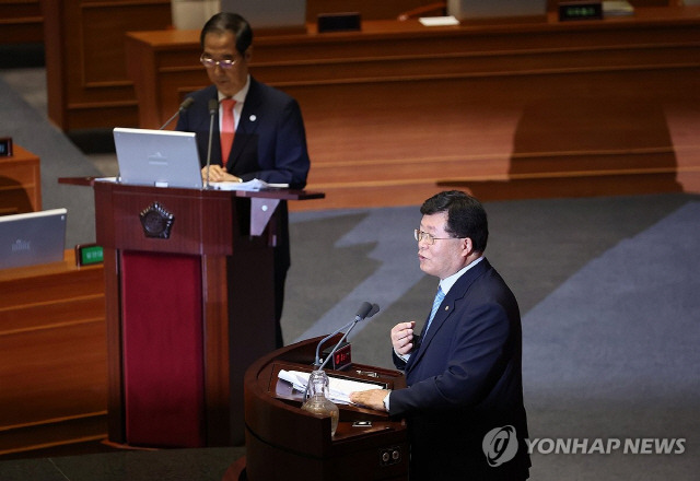 ▲ 더불어민주당 설훈 의원이 지난 5일 국회에서 열린 본회의 대정부질문에서 한덕수 국무총리에게 질의를 하고 있다. (연합뉴스)