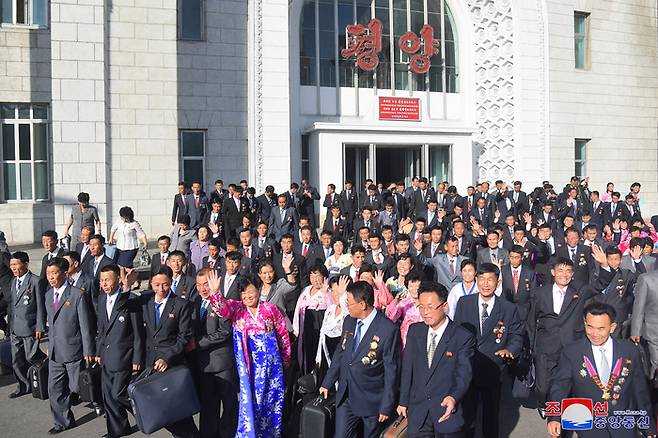 북한 정권수립 75주년 경축행사 참가자들이 지난 7일 평양에 도착했다고 조선중앙통신이 8일 보도했다. 연합뉴스