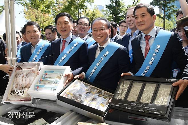 김기현 국민의힘 대표 등 당 지도부가 8일 국회 소통관 앞마당에서 열린 수산물 소비촉진 행사에 참석하고 있다. 박민규 선임기자