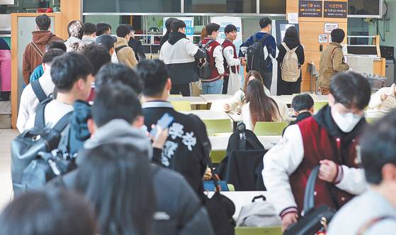 Korea University students line up for the 1,000-won breakfast offered at their school dining hall at its campus in Seoul in March.