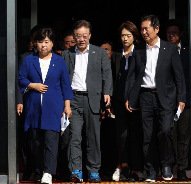 이재명 더불어민주당 대표가 8일 국회 앞 천막 농성장에서 열린 당 최고위원회의에 참가하고 있다. 연합뉴스