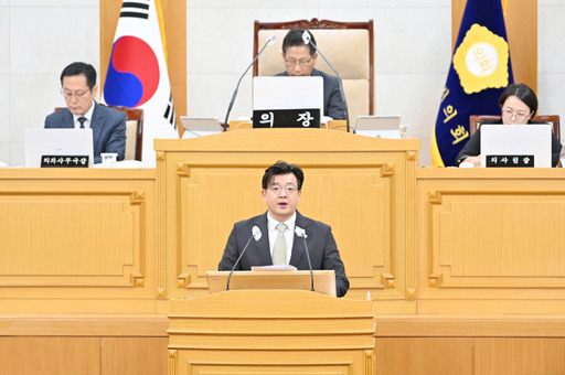 목진혁 파주시의회 자치행정위원장이 8일 본희의장에서 열린 제241회 임시회 2차 본회의에서 파주시 고엽제후유증 민간인 피해자에 대한 지원조례안을 의원들에게 설명하고 있다. 파주시의회 제공