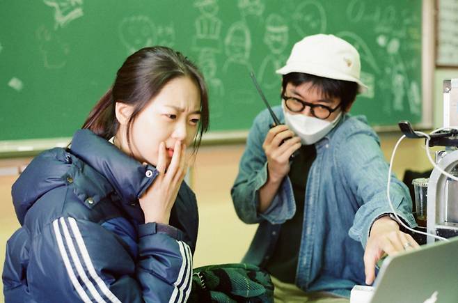 영화 '너와 나' 촬영 현장에서 조현철 감독(오른쪽)과 배우 김시은의 모습. 사진제공=그린나래미디어