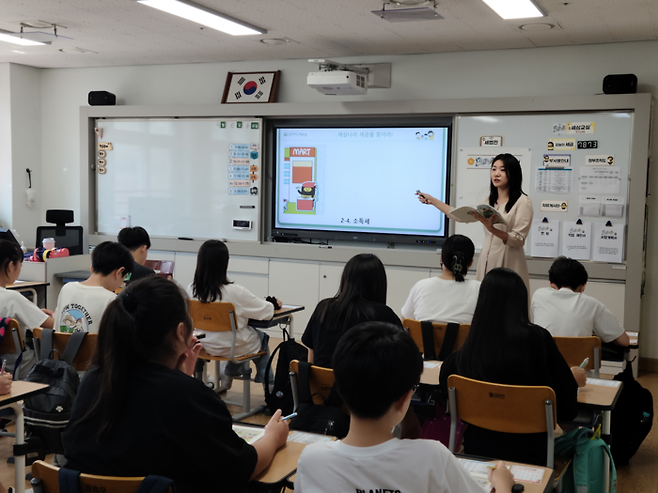 9월 6일 세종 보람초등학교에서 학생들이 소득세의 개념에 대해서 배우고 있다.