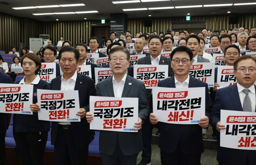 이재명 더불어민주당 대표와 박광온 더불어민주당 원내대표 등 의원들이 8일 국회에서 열린 의원총회에서 구호를 외치고 있다. [연합뉴스]