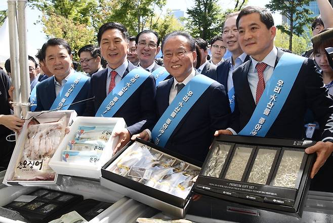 국민의힘 김기현 대표(앞줄 왼쪽 둘째)와 당 지도부가 8일 서울 여의도 국회에서 열린 우리 수산물 소비 촉진 행사에 참여하고 있다.  한주형 기자