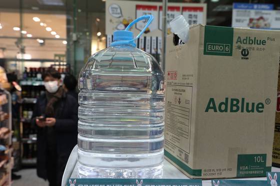 (서울의 한 GS25 편의점에서 차량용 요소수가 판매되고 있다. /뉴스1