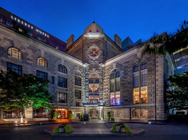 미국 보스턴에 위치한 더 리버티, 럭셔리 컬렉션 호텔, 보스턴(The Liberty, a Luxury Collection Hotel, Boston). 보스턴의 ‘흉물’로 여겨진 찰스 스트리트 교도소를 리노베이션해 개관했다. [메리어트 인터내셔널 제공]