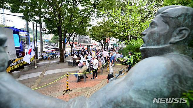 [광주=뉴시스] 김혜인 기자 = 자유통일당원들이 28일 오후 광 주 남구 양림동 정율성 동상 앞에서 집회를 열고 정율성 공원 조성 철회 구호를 외치고 있다. 2023.08.28. hyein0342@newsis.com