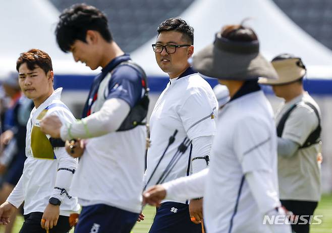 [서울=뉴시스] 정병혁 기자 = 31일 서울 양천구 목동주경기장에서 열린 현대자동차 정몽구배 한국양궁대회 2023 경기에 앞서 리커브 남자부에 출전한 김우진이 공식연습 결과를 확인하기 위해 이동하고 있다. 2023.08.31. jhope@newsis.com