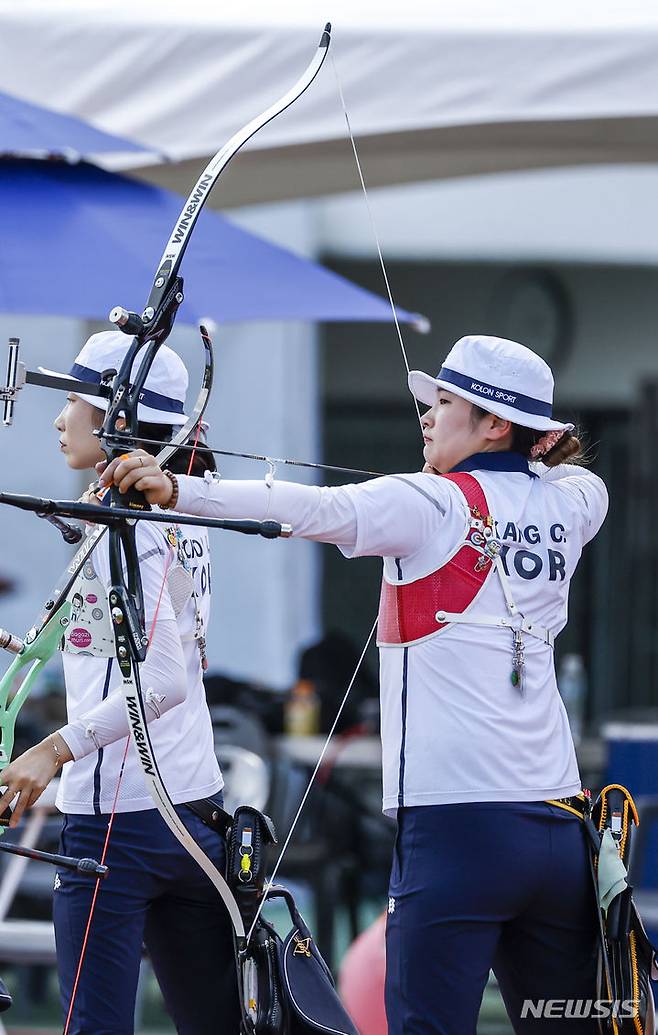 [서울=뉴시스] 정병혁 기자 = 31일 서울 양천구 목동주경기장에서 열린 현대자동차 정몽구배 한국양궁대회 2023 경기에 앞서 리커브 여자부에 출전한 강채영이 공식연습을 하고 있다. 2023.08.31. jhope@newsis.com