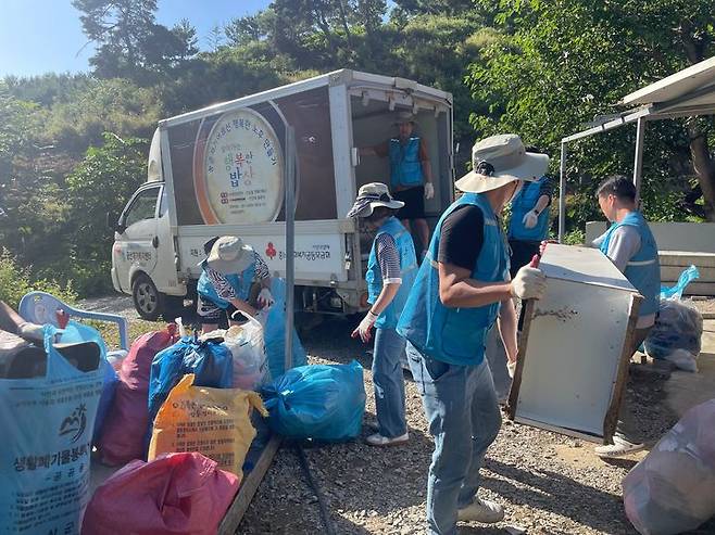 한국타이어앤테크놀로지 금산공장 봉사단체 나눔회 회원들이 7일 금산군 제원면에서 저소득층 가정에서 집 청소 봉사활동을 펴고 있다.  2023. 09. 08 *재판매 및 DB 금지