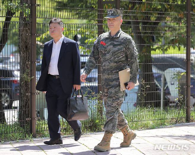 [과천=뉴시스] 김금보 기자 = 박정훈 전 해병대 수사단장(대령)이 8일 오후 경기 과천 고위공직자범죄수사처로 고발인 조사를 받기위해 출석하고 있다. 2023.09.08. kgb@newsis.com