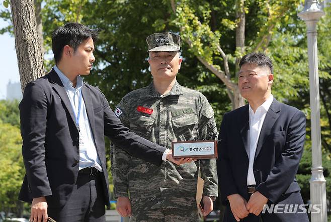 [과천=뉴시스] 김금보 기자 = 박정훈 전 해병대 수사단장(대령)이 8일 오후 경기 과천 고위공직자범죄수사처에서 고발인 조사 출석에 앞서 취재진의 질문을 받고 있다. 2023.09.08. kgb@newsis.com