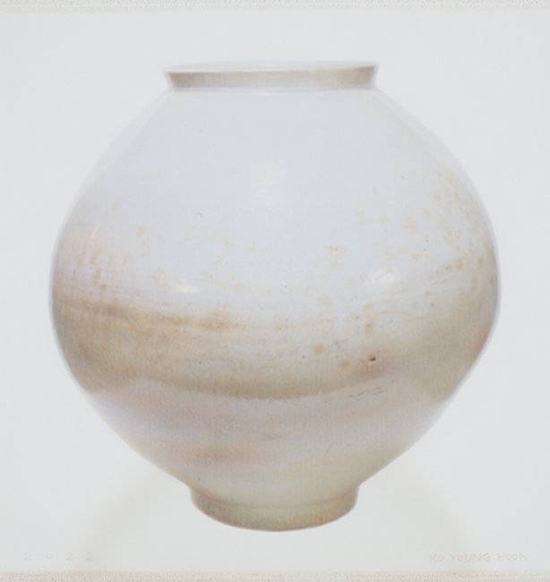 작가는 달항아리를 그리며 흙을 굽는 과정에서 생긴 스크래치와 티끌까지 섬세하게 표현한다. [프린트베이커리]