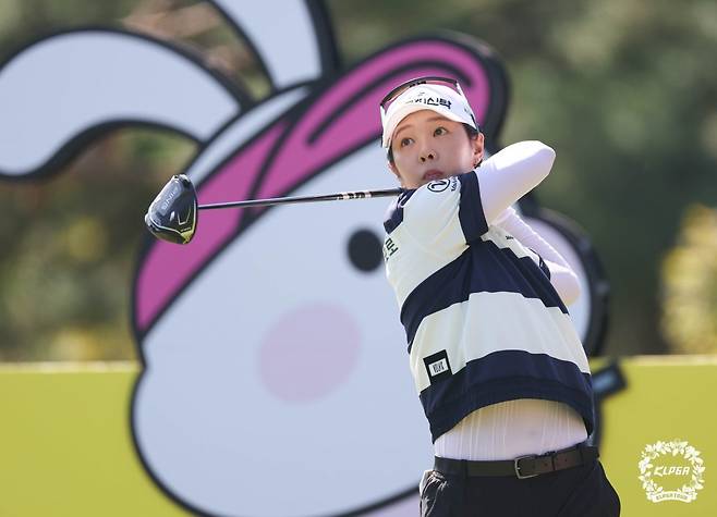 KB금융 스타챔피언십 2라운드 10번 홀에서 티샷을 하고 있는 박지영. 사진｜KLPGA