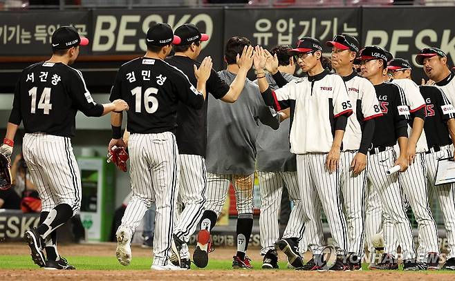 70승 달성한 선수들 격려하는 염경엽 감독 (광주=연합뉴스) 조남수 기자 = LG 염경엽 감독이 8일 광주기아챔피언스필드에서 열린 KIA와의 경기에서 12-2로 승리한 선수들을 격려하고 있다. 2023.9.8 iso64@yna.co.kr