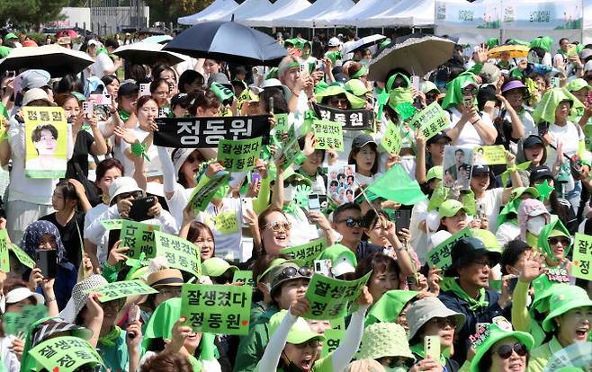 9일 서울 송파구 잠실한강공원 트랙구장에서 열린 ‘제17회 그린리본마라톤 페스티벌’을 찾은 참가자들이 가수 정동원의 멋진 무대를 관람하고 있다.(사진=방인권 기자)