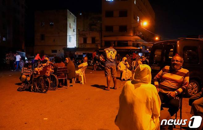9일(현지시간) 아프리카 북서부에 위치한 모로코에서 규모 6.8 지진이 발생한 후 카사블랑카의 거리에 사람들이 모여 있다. 2023.09.09/뉴스1 ⓒ 로이터=뉴스1 ⓒ News1 김민수 기자