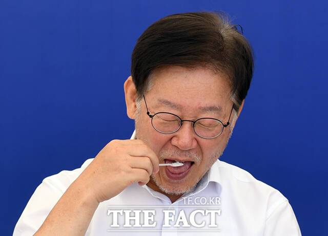 이재명 더불어민주당 대표의 무기한 단식 투쟁이 길어지고 있는 가운데 소금 바꿔치기, 음료 섭취 논란 등이 불거졌다. 이 대표가 단식 9일 째인 8일 국회본관 앞 단식 투쟁 천막에서 소금을 섭취하는 모습. /이새롬 기자