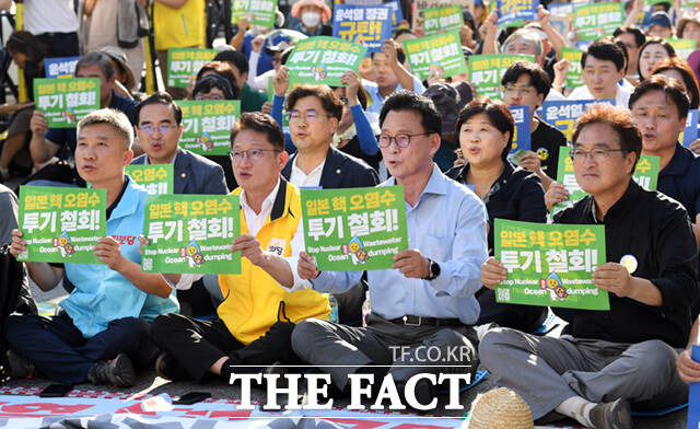 이상규 진보당 전 상임대표와 배진교 정의당 원내대표, 박광온 더불어민주당 원내대표, 우원식 더불어민주당 의원(앞줄 왼쪽부터) 등 야당 의원들이 9일 오후 서울 세종대로에서 열린 '일본 후쿠시마 핵오염수 해양투기 중단· 윤석열 정부 규탄 범국민대회'에 참석해 피켓을 든 채 구호를 외치고 있다.