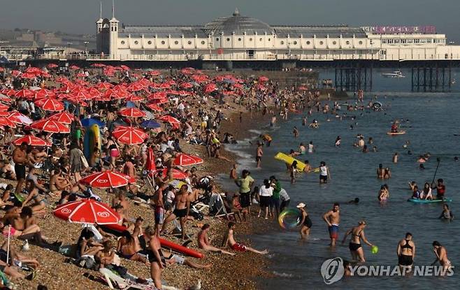 7일(현지시각) 영국 브라이튼의 해변에 피서객들이 해수욕을 즐기는 모습 [사진출처=연합뉴스]