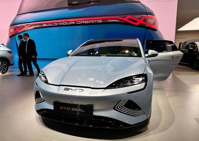 지난 4일 뮌헨 모터쇼(IAA)에서 BYD가 유럽에 새로 내놓을 중형세단 전기차 씰을 전시했다. BYD를 비롯한 중국 전기차 브랜드의 유럽 진출이 속속 이어지고 있다. 뉴스1