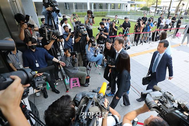 이재명 더불어민주당 대표가 단식 투쟁 열흘 차인 9일 쌍방울그룹의 ‘대북송금 의혹’과 관련해 제3자뇌물 혐의 피의자 신분 조사를 받기 위해 수원지검에 출석하고 있다. 한수빈 기자