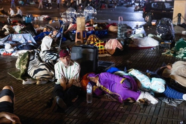 모로코 중부에 강진이 발생한 9일(현지 시각) 새벽 마라케시 주민들이 지진을 피해 광장에 대피해 있다. / 사진=AFP 연합뉴스