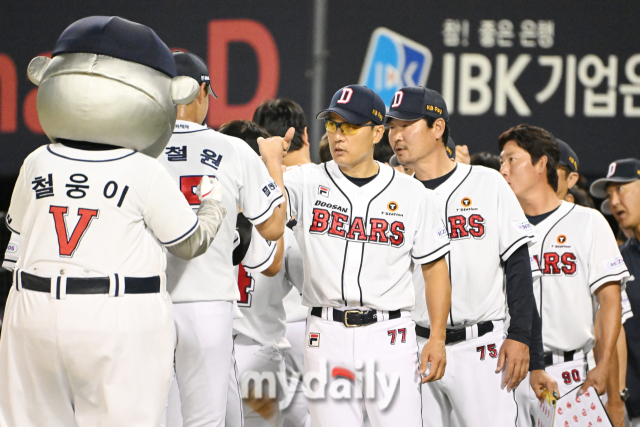 기아와의 경기에서 3-0 승리를 거둔 두산 이승엽 감독이 마무리 정철원과 하이파이브를 하고 있다.