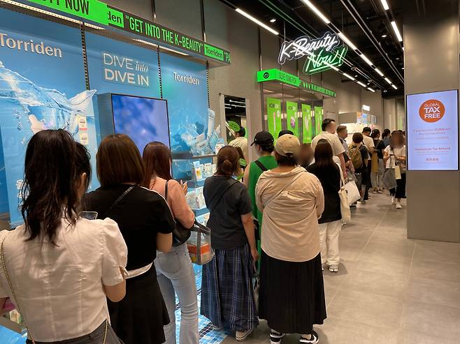 8일 오후 서울 중구 명동 올리브영 명동점에서 외국 관광객들이 계산을 위해 길게 줄을 서 있다. 전새날 기자