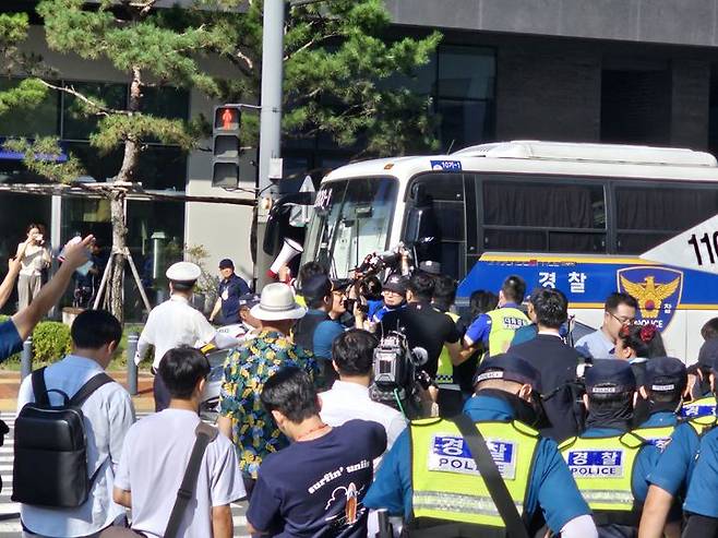 [수원=뉴시스] 양효원 기자 = 이재명 더불어민주당 대표가 '쌍방울 대북송금 의혹' 조사를 위해 피의자 신분으로 검찰 출석한 9일 이 대표 지지 세력과 반 지지세력인 보수 단체 관계자들이 집회 준비 과정에서 충돌하자 경찰이 조치하고 있는 모습. 2023.9.9. hyo@newsis.com *재판매 및 DB 금지