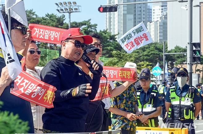 [수원=뉴시스] 김종택 기자 = 이재명 더불어민주당 대표가 '쌍방울그룹 대북 송금 의혹' 사건 조사를 받기 위해 검찰에 출석한 9일 경기도 수원지방검찰청 앞에서 보수단체 회원들이 집회를 하고 있다. (공동취재사진) 2023.09.09. photo@newsis.com