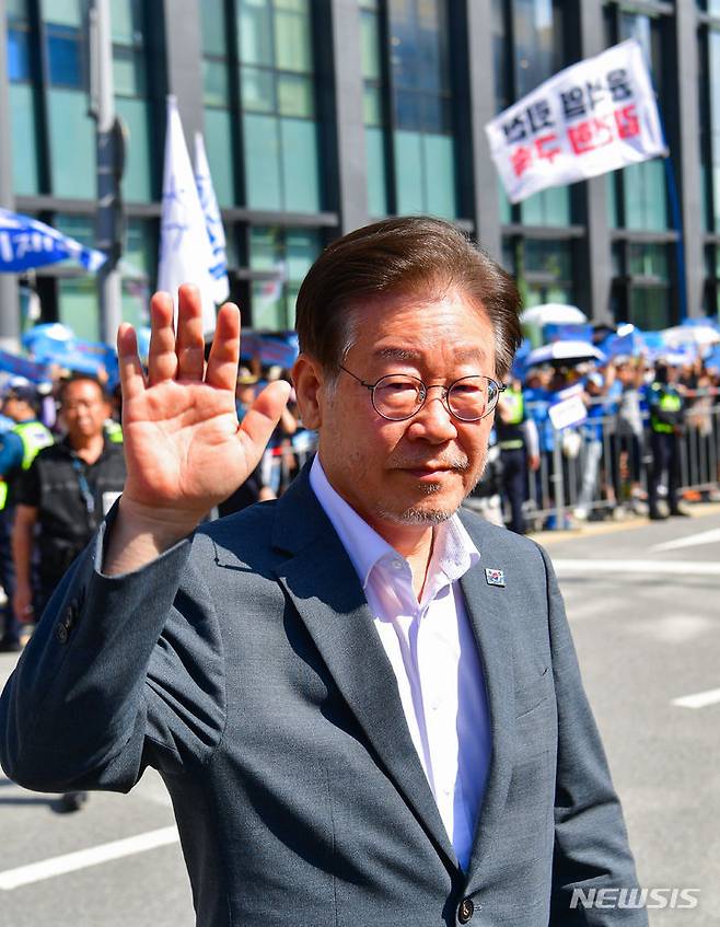 [수원=뉴시스] 김종택 기자 = '쌍방울그룹 대북 송금' 의혹과 관련해 이재명 더불어민주당 대표가 9일 경기도 수원시 영통구 수원지방검찰청에 피의자 신분으로 조사를 받기 위해 출석하고 있다. (사진공동취재) 2023.09.09. photo@newsis.com