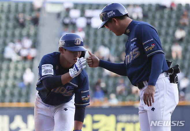 [서울=뉴시스] 김근수 기자 = 4일 서울 송파구 잠실야구장에서 열린 2023 프로야구 NC다이노스와 LG트윈스의 경기, 3회 초 NC공격 상황, NC 서호철이 우익수 앞 안타를 치고 기뻐하고 있다. 2023.06.04. ks@newsis.com