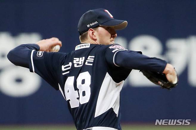 [서울=뉴시스] 조성우 기자 = 23일 오후 서울 구로구 고척스카이도에서 열린 2023 KBO 리그 두산 베어스와 키움 히어로즈의 경기, 두산 선발투수 브랜든 와델이 역투하고 있다. 2023.08.23. xconfind@newsis.com