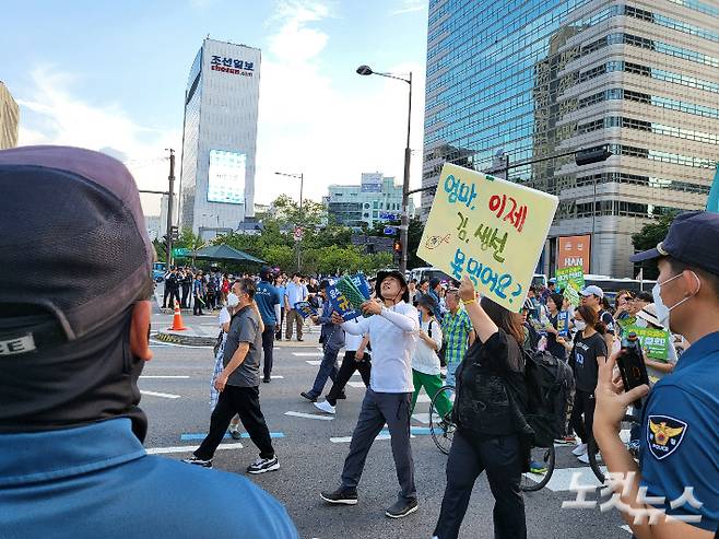 9일 오후 서울 종로구 새문안로에서 열린 후쿠시마 오염수 해양투기 중단 범국민대회 참가자들이 집회를 마치고 도심을 행진했다. 박희영 기자