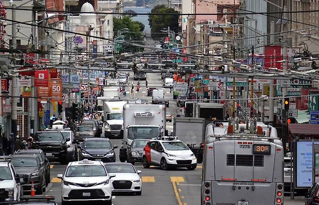 혼잡한 샌프란시스코 시내를 다니는 크루즈 무인택시 / 출처 : 게티이미지